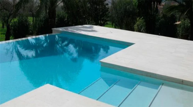 Microcemento blanco aplicado en piscina por Parámetro en Cali